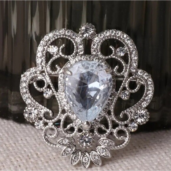Large Elegant Silver Brooch with Gem - Picture 1 of 2